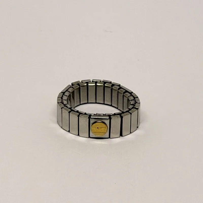 Anel prateado de aro largo em malha articulada com medalhão dourado discreto — ref. ANQ0153A