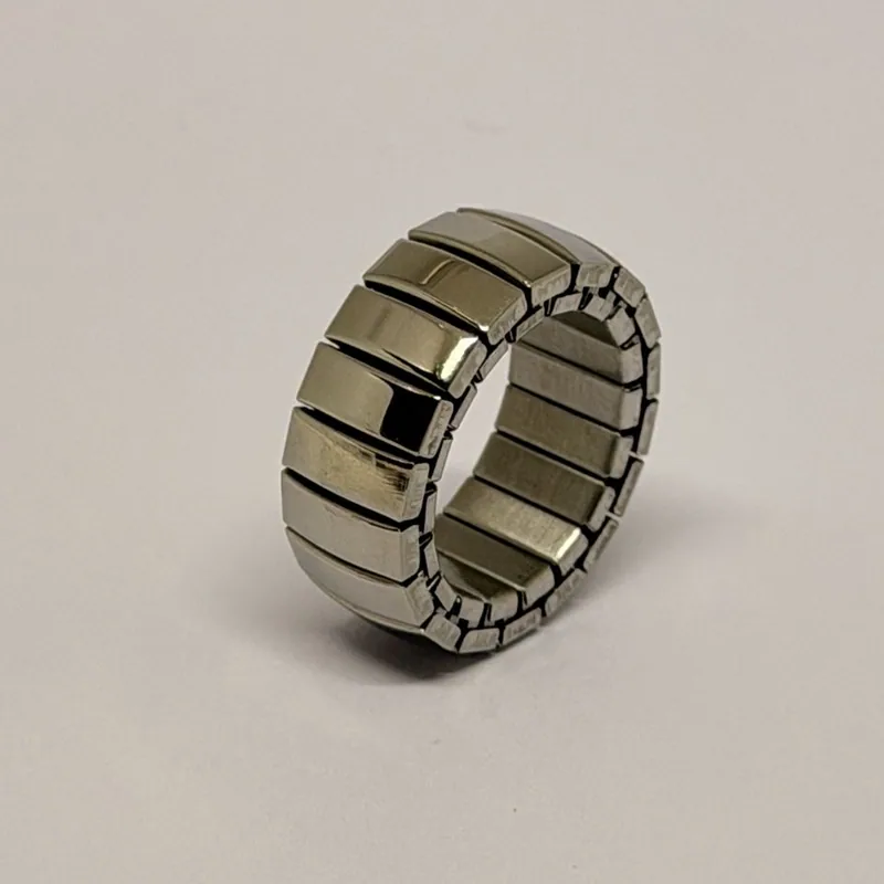 Anel prateado de aro largo em malha articulada com placa lisa — ref. ANQ0156A