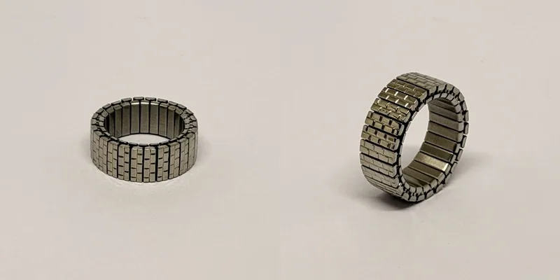 Anel prateado de aro largo em malha articulada com placas retas — ref. ANL0091A