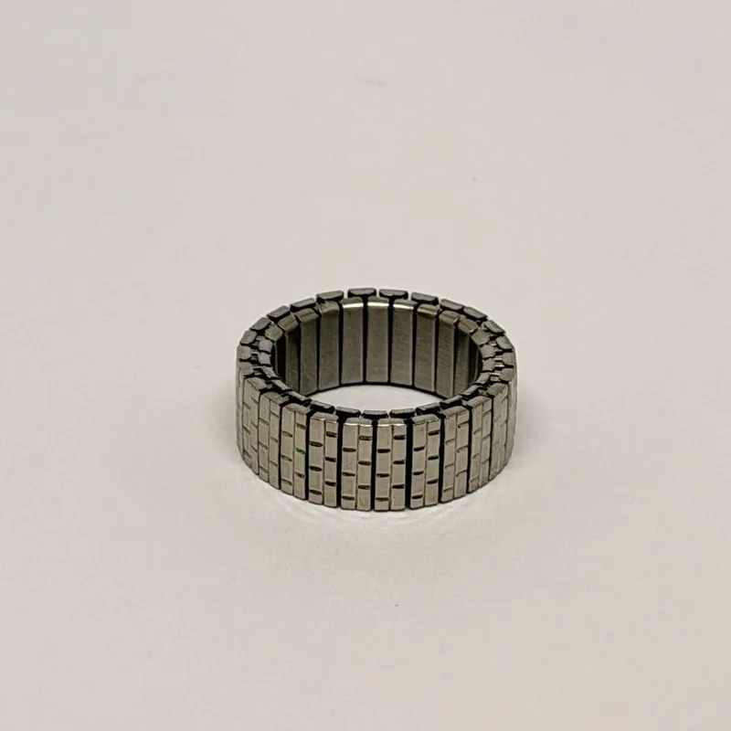Anel prateado de aro largo em malha articulada de placas retas — ref. ANQ0155A