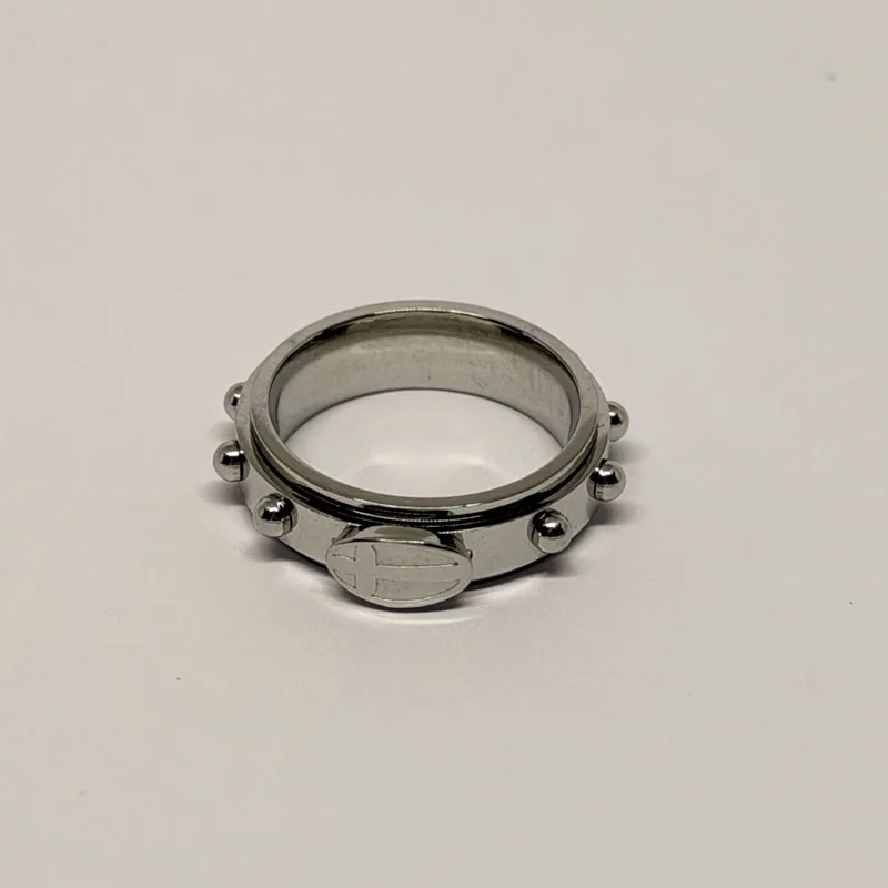 Anel prateado de aro reto com esferas aplicadas e medalhão discreto — ref. ANQ0135A