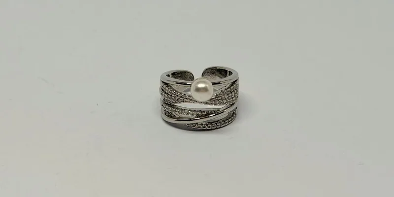 Anel prateado de aros cruzados cravejados com pérola ao centro — ref. ANL0046A