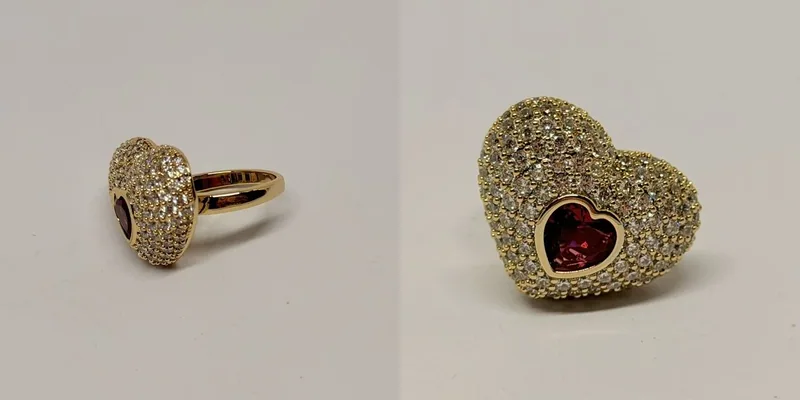 Anel dourado em formato de coração cravejado com pedra vermelha ao centro — ref. ANL0032A