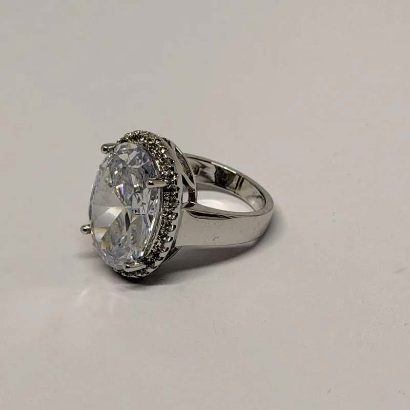 Anel prateado com cristal oval grande em garras — ref. ANQ0124A