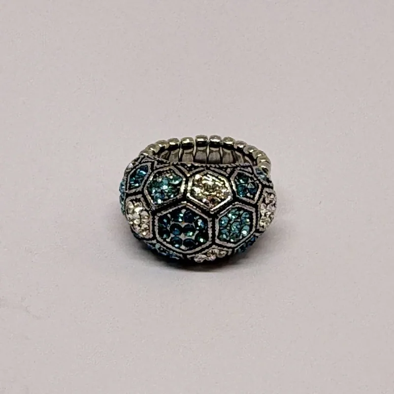 Anel prateado com cúpula em painéis hexagonais cravejados de cristais claros e azuis — ref. ANQ0107A