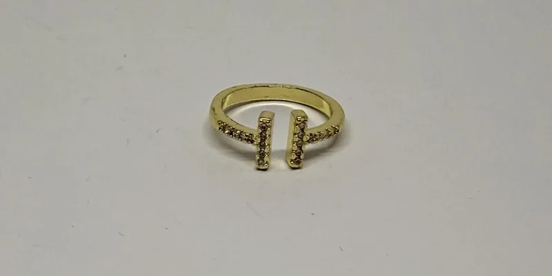 Anel dourado de aro fino com duas barras verticais cravejadas — ref. ANL0011A