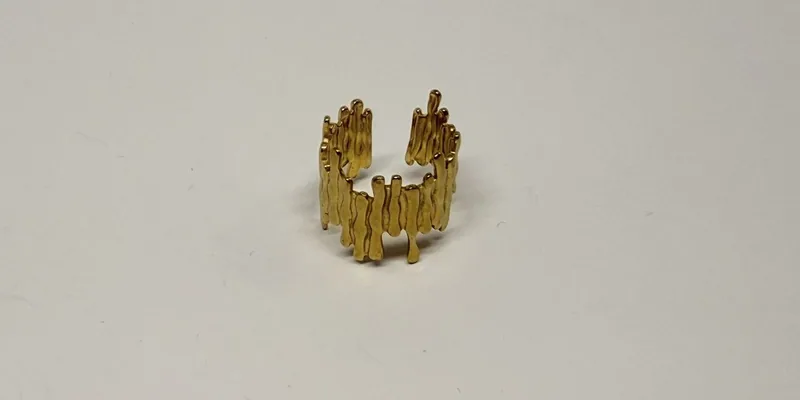 Anel dourado aberto com franjas verticais irregulares — ref. ANL0015A