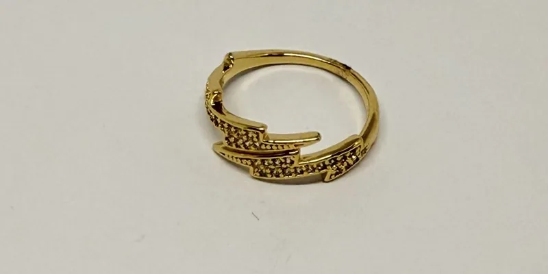 Anel dourado aberto com folhas cravejadas sobrepostas — ref. ANL0025A
