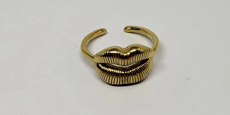 Anel dourado aberto com lábios em relevo estriado — ref. ANL0023A