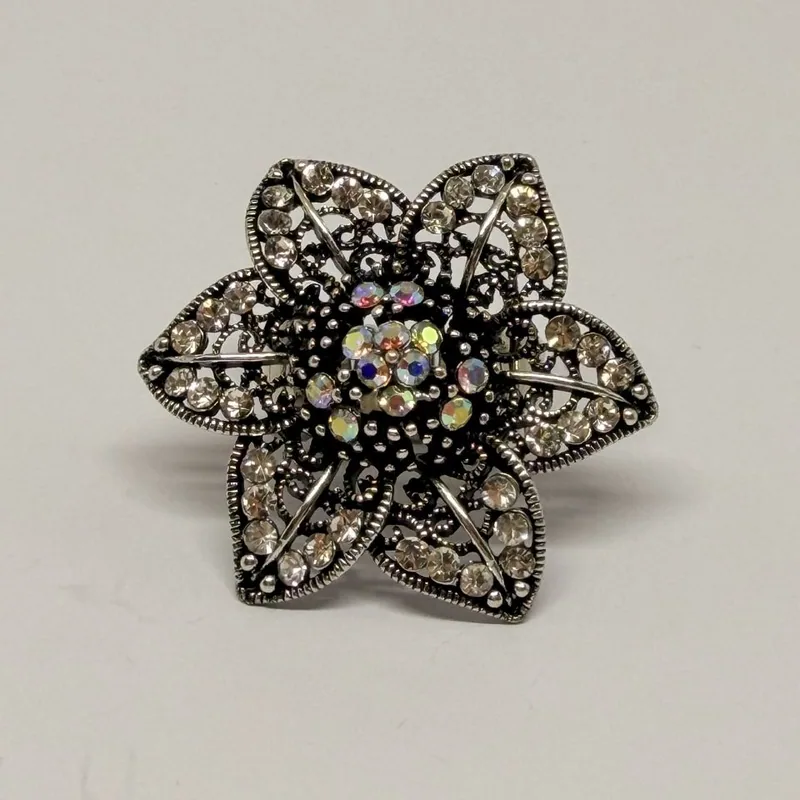 Anel prateado em formato de flor de seis pétalas cravejadas com miolo irisado — ref. ANQ0095A