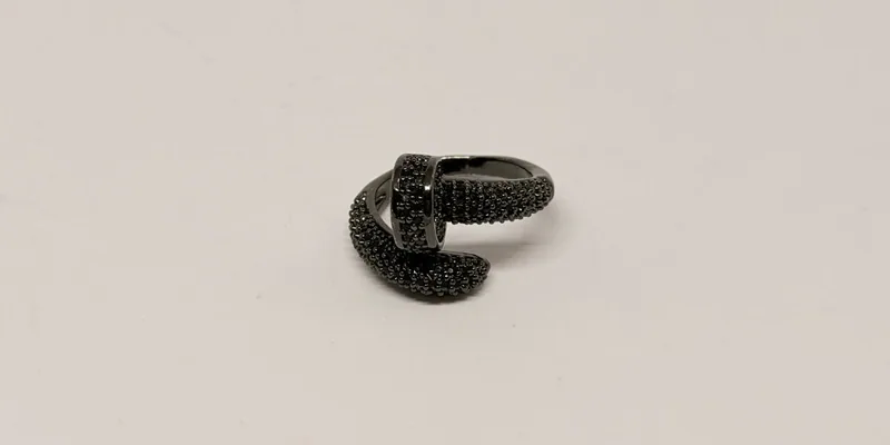 Anel escuro com aros cruzados cravejados — ref. ANL0038A