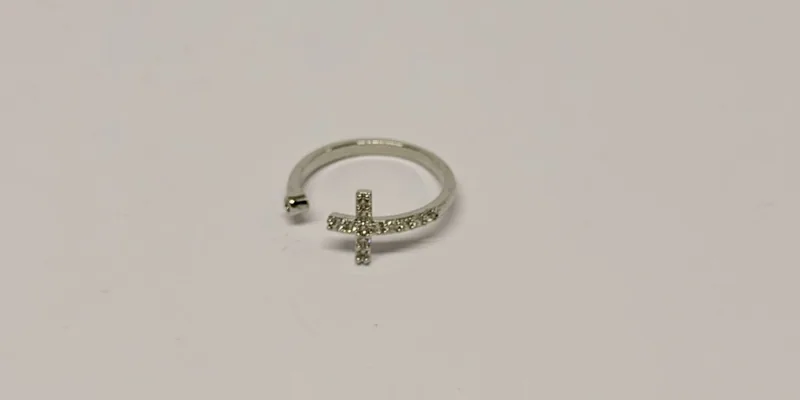 Anel prateado de aro fino com cruz cravejada — ref. ANL0009A