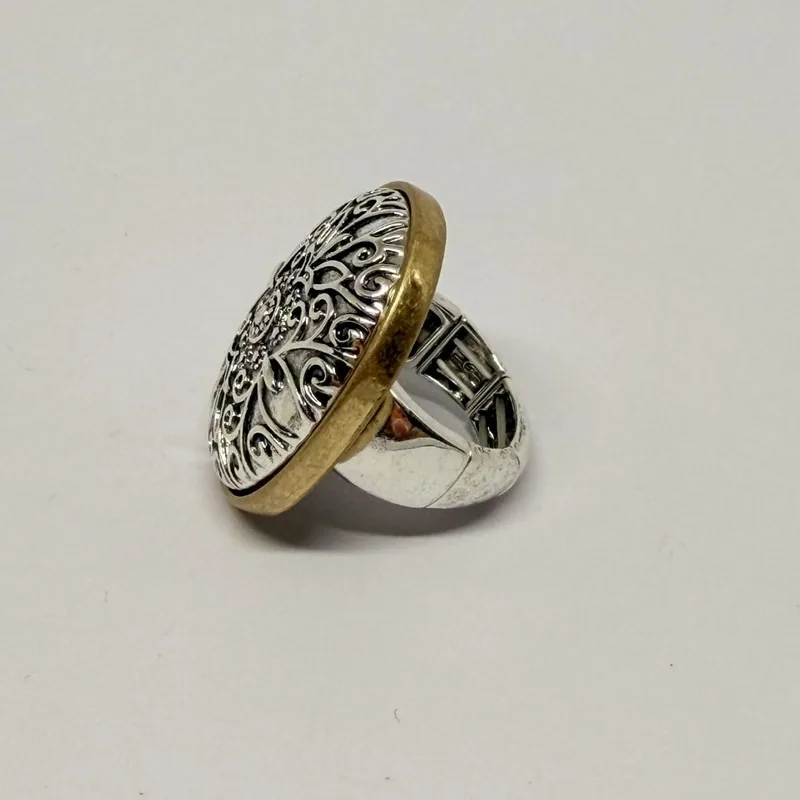 Anel prateado com medalhão oval de arabescos em relevo e moldura dourada — ref. ANQ0086A