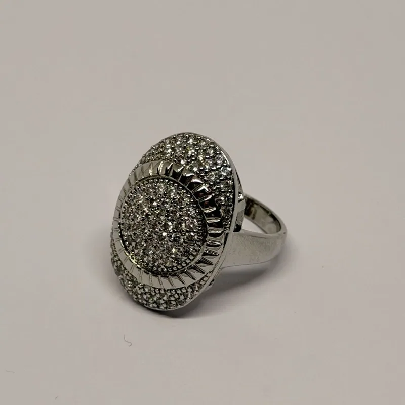 Anel prateado com medalhão oval cravejado de cristais e moldura em cordão — ref. ANQ0149A