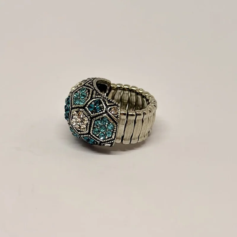Anel prateado com painéis cravejados em claro e azul, sobre aro elástico — ref. ANQ0108A
