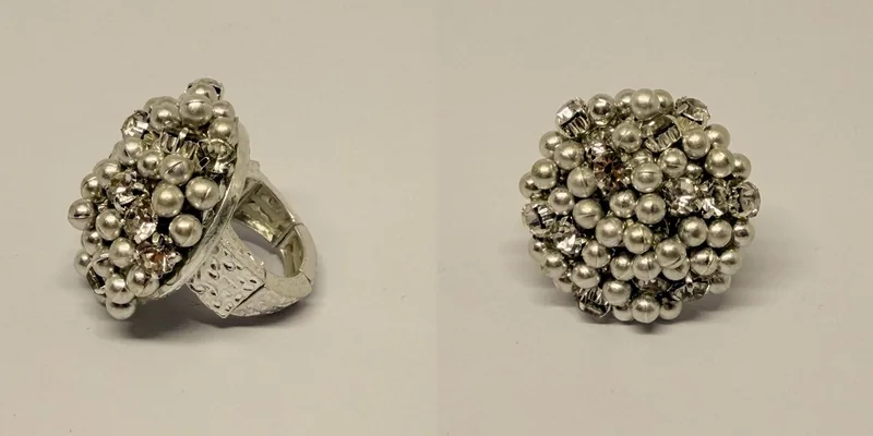 Anel prateado com pedra azul central e halo de cristais — ref. ANL0060A