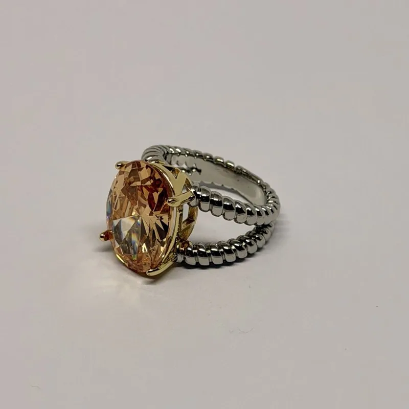 Anel prateado com pedra champanhe oval e aro duplo em esferas — ref. ANQ0144A