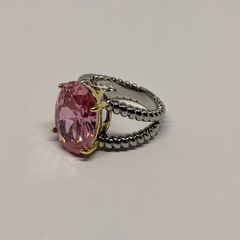 Anel prateado com pedra rosa oval em garras e aro duplo texturizado — ref. ANQ0142A
