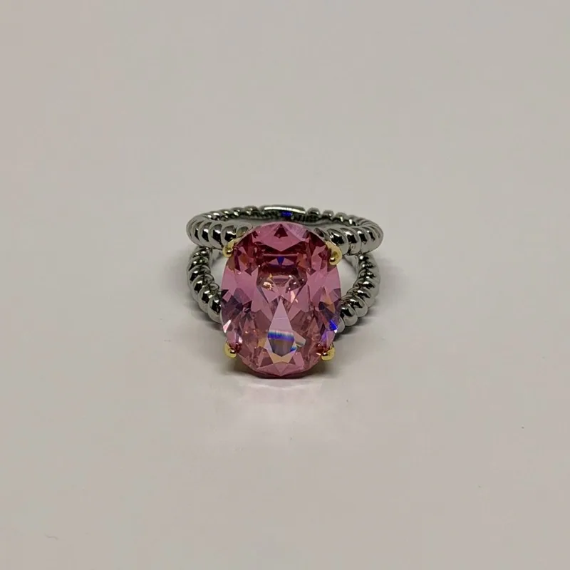 Anel prateado com pedra rosa oval em garras douradas e aro duplo em esferas — ref. ANQ0141A