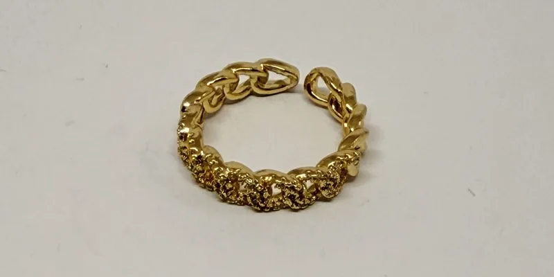 Anel dourado com elos de corrente e granulação aplicada — ref. ANL0029A
