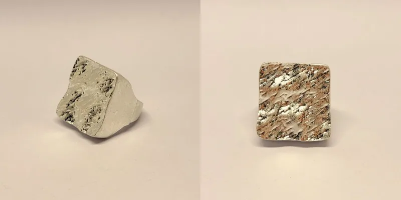 Anel prateado quadrado com superfície martelada irregular — ref. ANL0125A