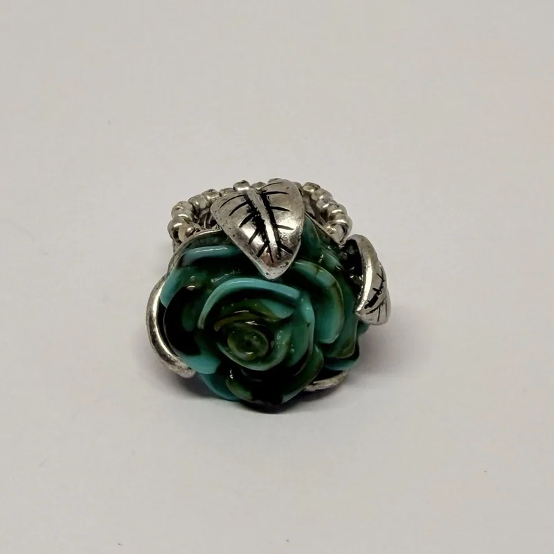 Anel prateado com rosa em resina verde escura, folhas em relevo e cristais — ref. ANQ0097A