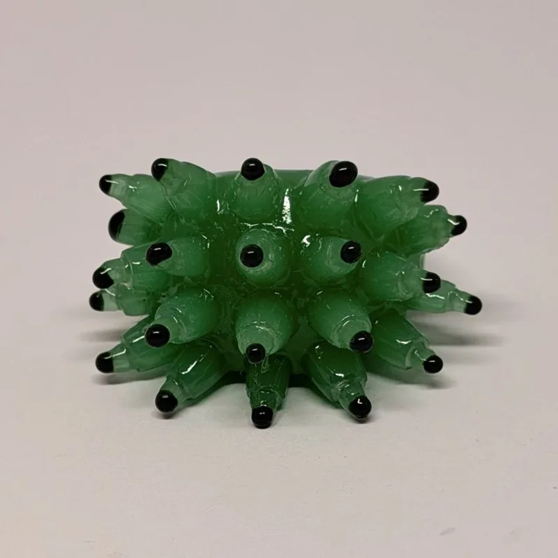 Anel em resina verde jade com espinhos aplicados — ref. ANQ0117A