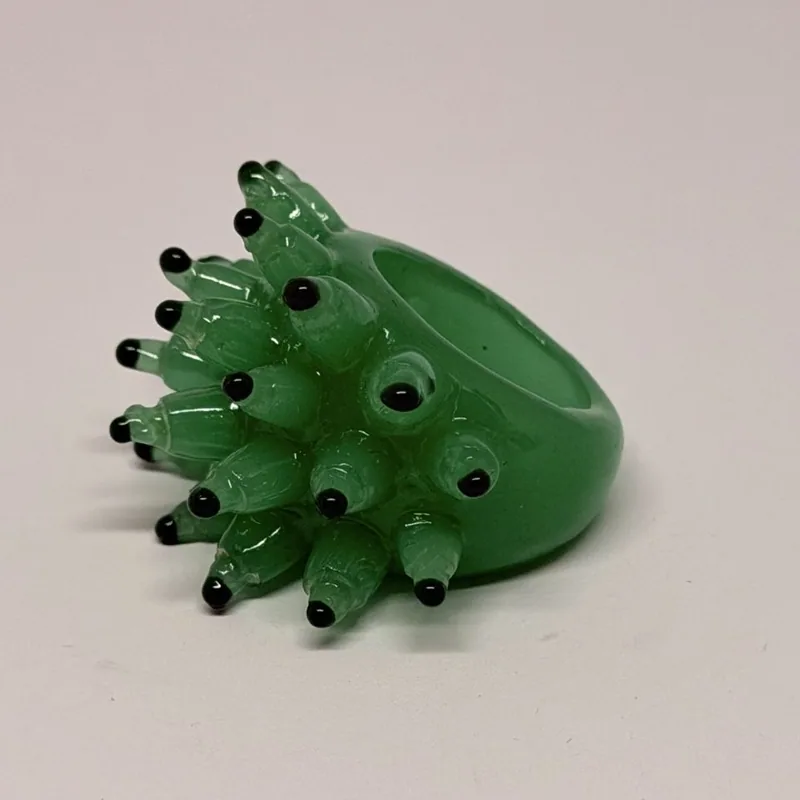 Anel em resina verde jade com espinhos e aro maciço — ref. ANQ0118A