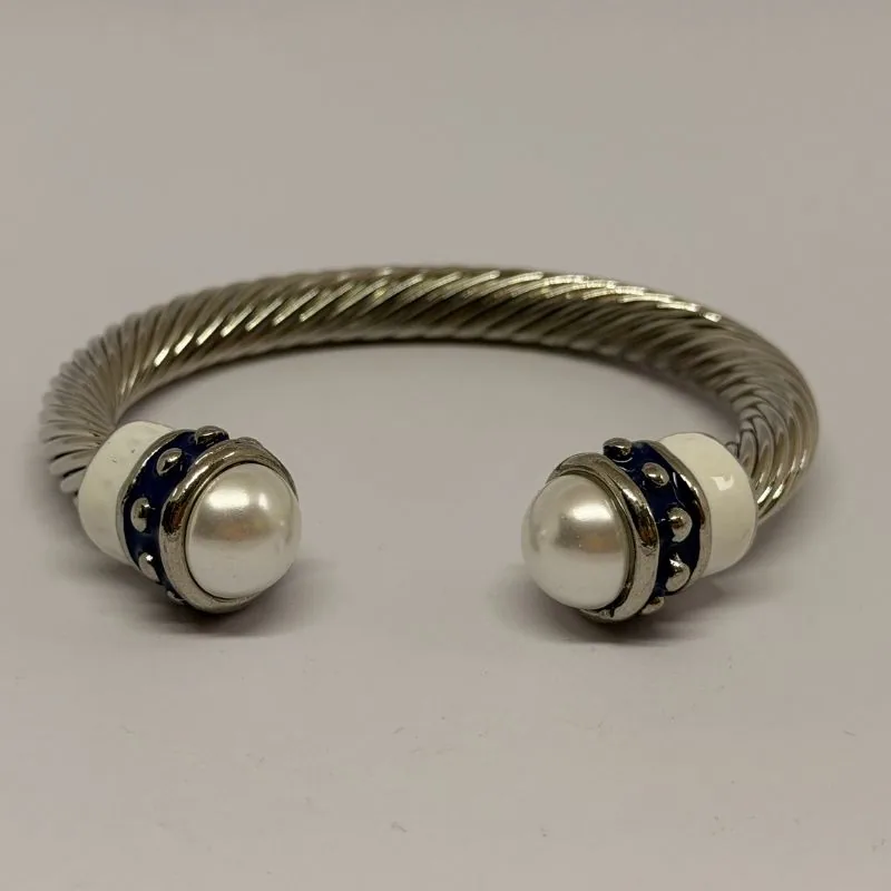 Bracelete dourado com acabamento fosco e detalhes brilhantes — ref. BTE0077A