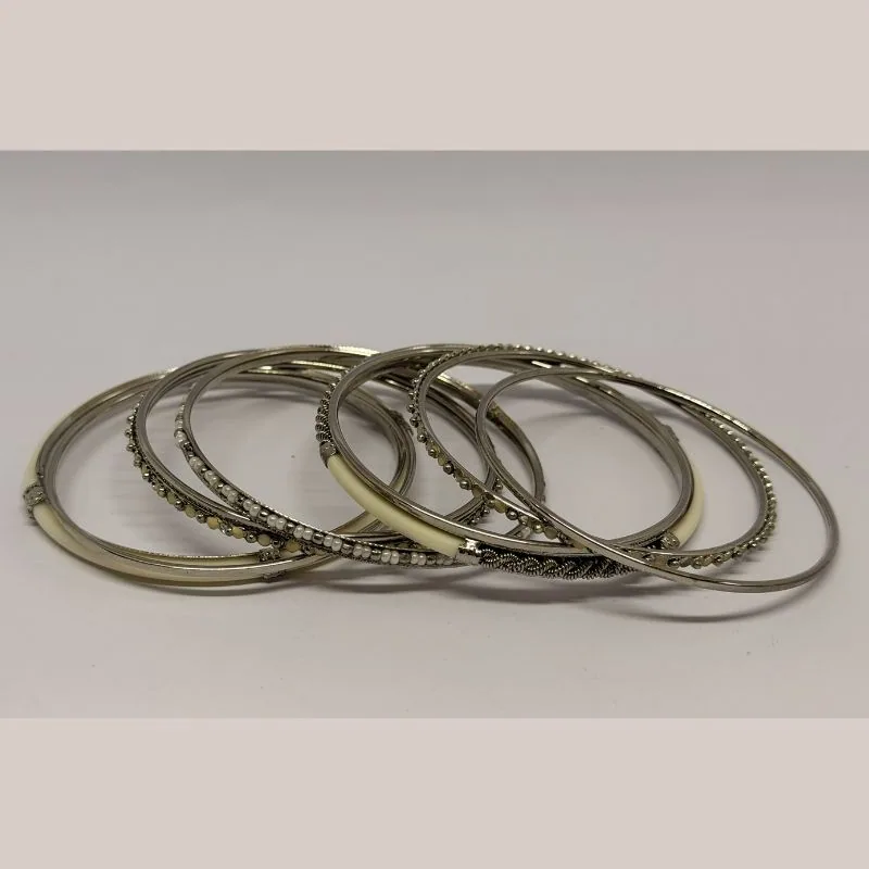 Bracelete dourado com cristais cravejados e design arredondado — ref. BTE0051A
