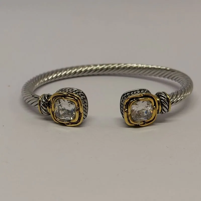 Bracelete dourado com design de folhas e cristais verdes — ref. BTE0057A