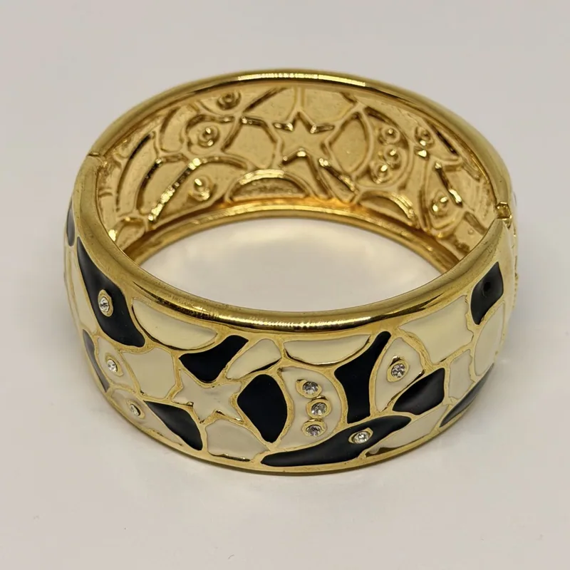 Bracelete dourado com esmalte em mosaico preto e creme com cristais