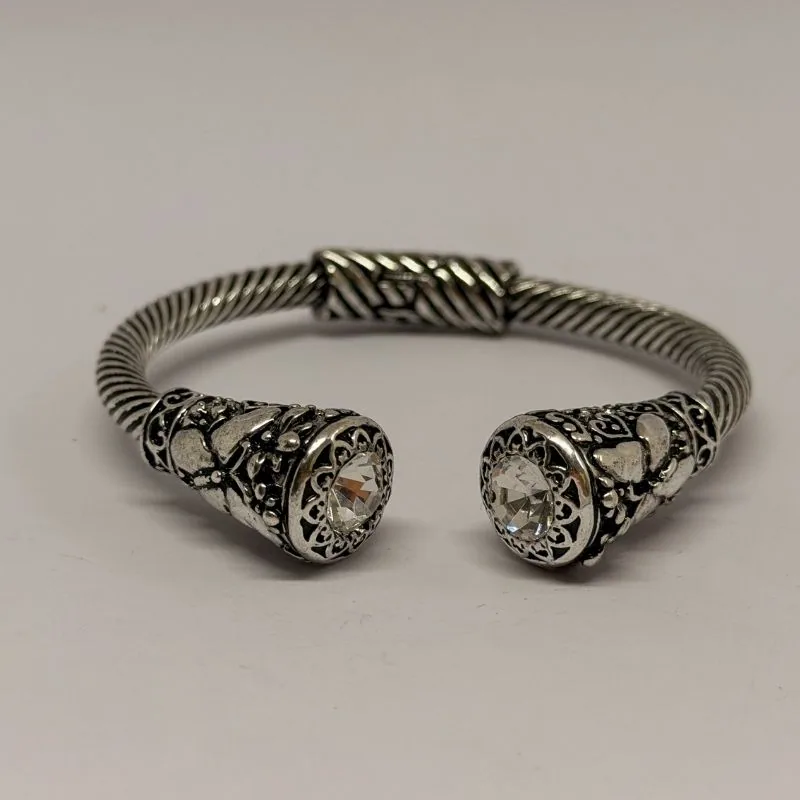 Bracelete dourado com esmalte preto e detalhes geométricos — ref. BTE0061A