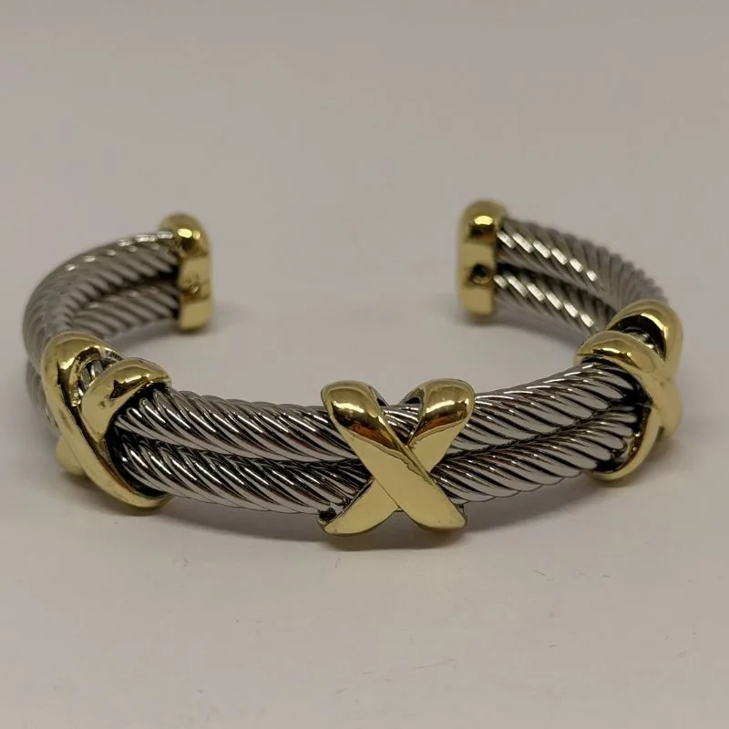 Bracelete dourado fino com pingentes delicados