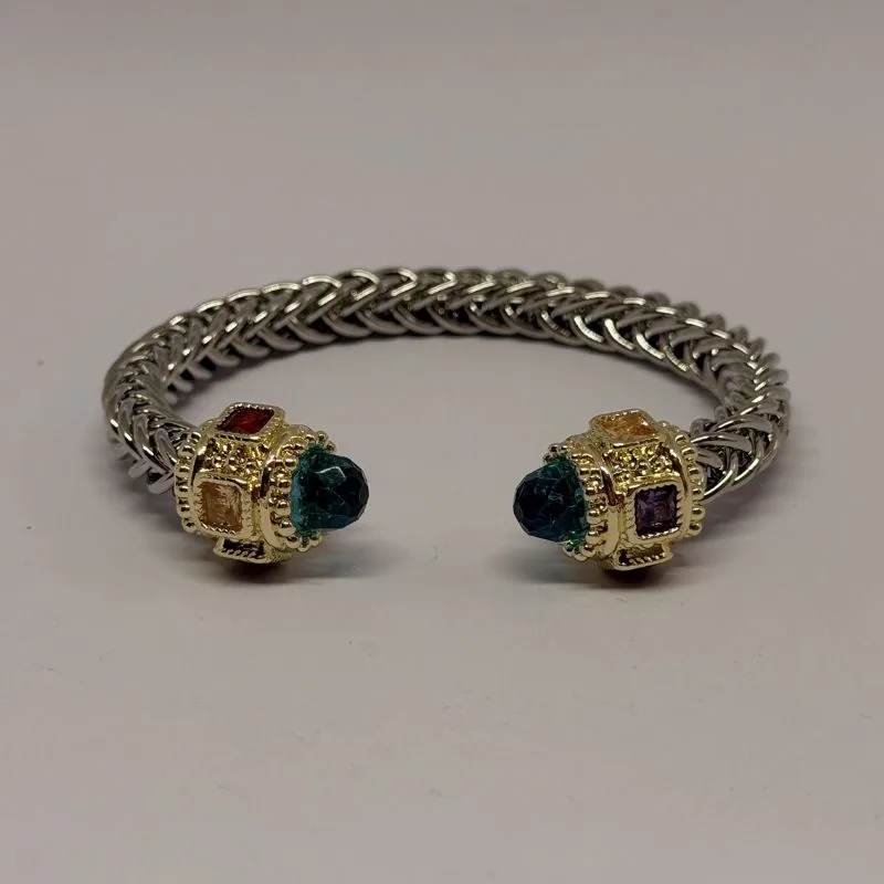 Bracelete dourado com formato de nó e acabamento polido — ref. BTE0067A