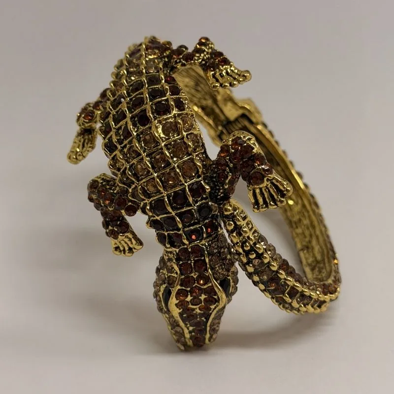 Bracelete dourado em formato de crocodilo cravejado de cristais âmbar — ref. BTE0105A