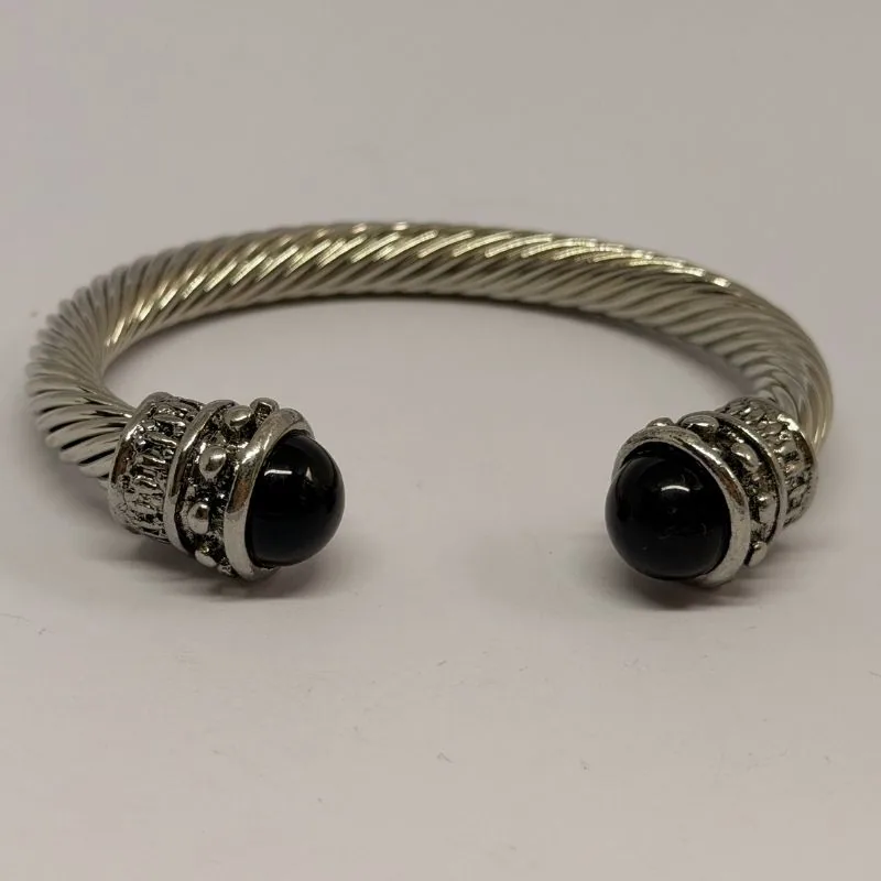 Bracelete dourado com formato de meia-lua e cristais — ref. BTE0080A