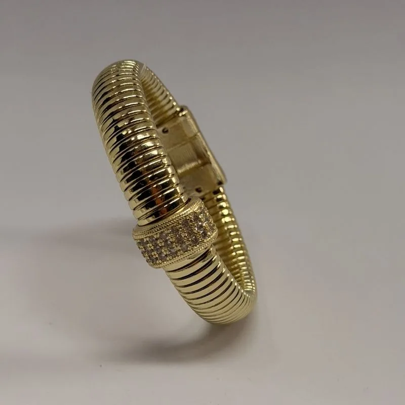 Bracelete dourado em malha canelada com faixa cravejada de cristais — ref. BTE0092A