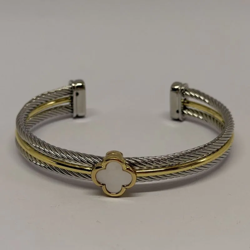 Bracelete dourado com medalha e relevo detalhado — ref. BTE0069A