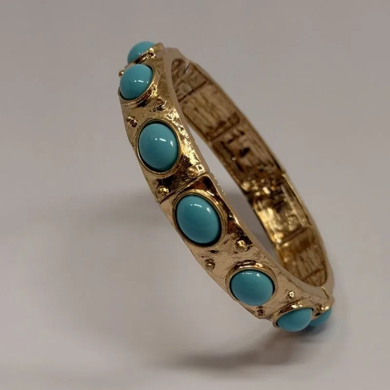 Bracelete dourado rígido com cabochões turquesa distribuídos — ref. BTE0108A