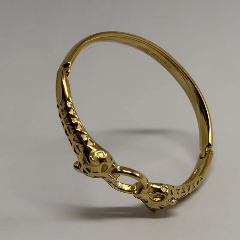 Bracelete dourado rígido com elos entrelaçados no fecho e relevo gravado — ref. BTE0113A