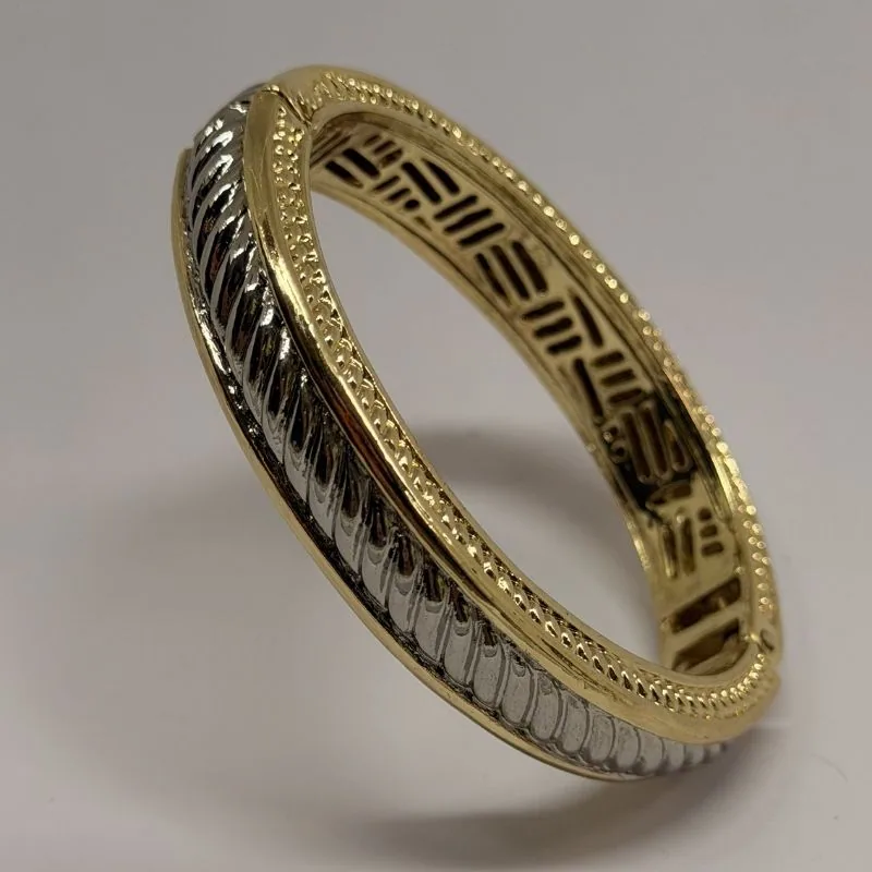 Bracelete dourado rígido e estreito com recorte vazado geométrico — ref. BTE0096A