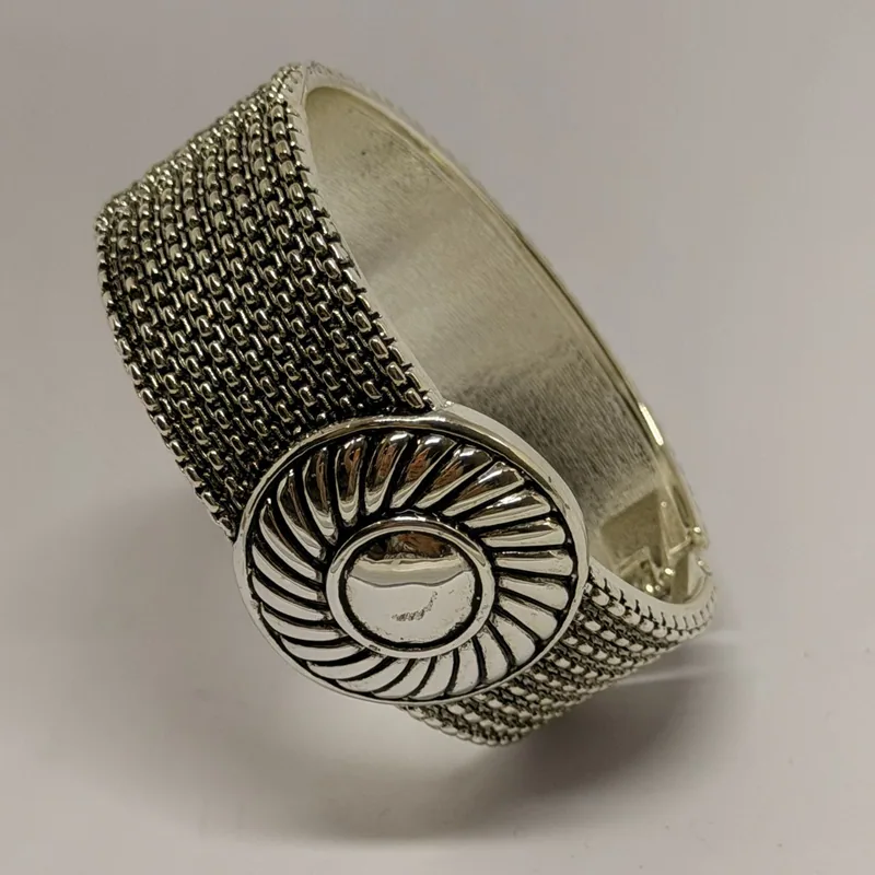 Bracelete dourado com textura de escamas metálicas