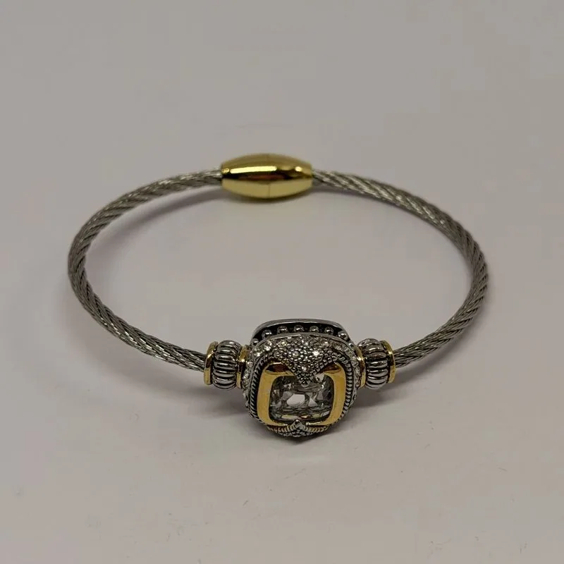 Bracelete dourado tipo cuff com design martelado — ref. BTE0054A