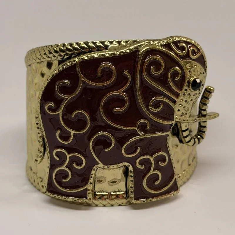 Bracelete dourado tipo cuff em formato de elefante com esmalte vinho e arabescos — ref. BTE0104A