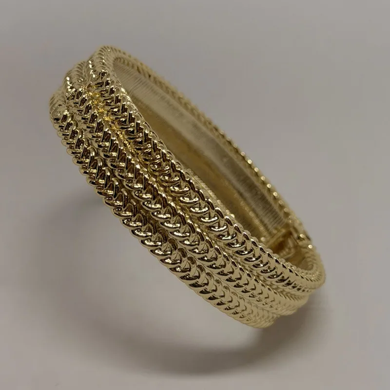 Bracelete dourado com trançado em escamas de metal polido