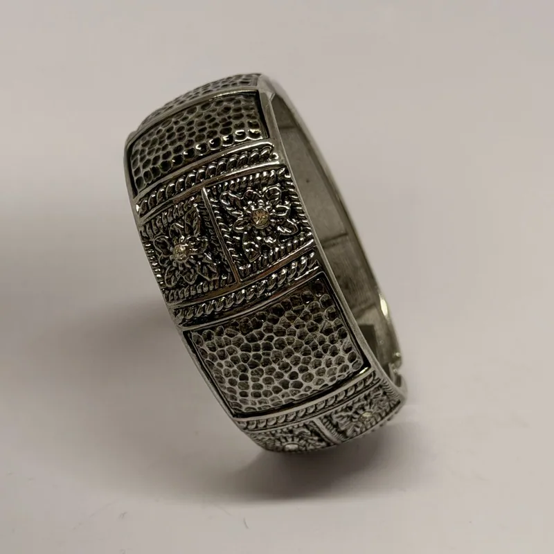 Bracelete elástico prateado com painéis martelados e flores com cristais