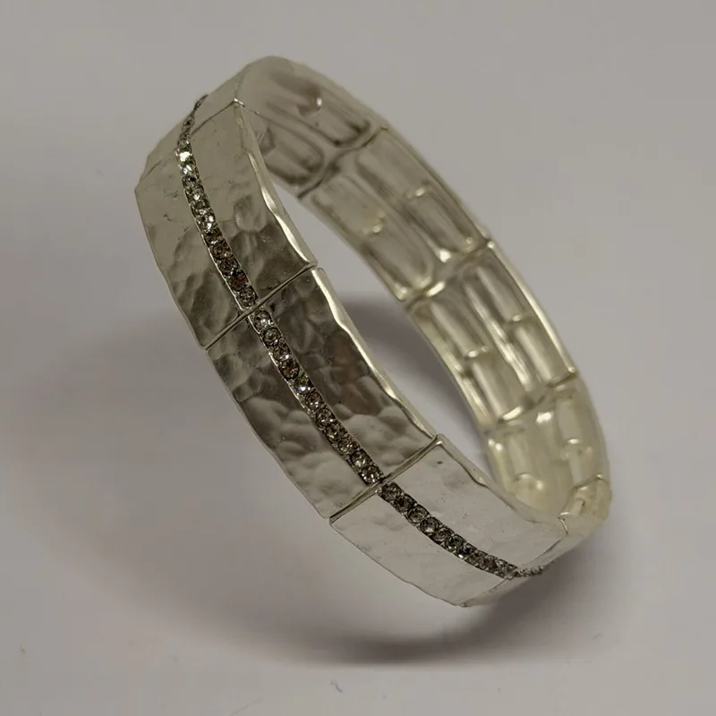 Bracelete com elos grossos prateados e acabamento robusto