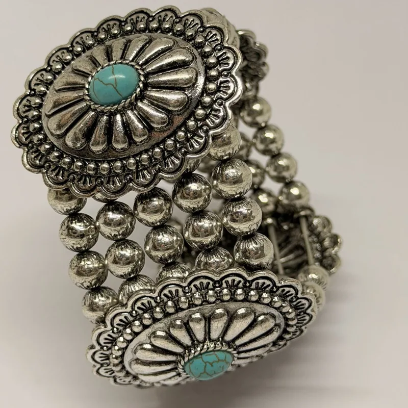 Bracelete estilo concho prateado com pedras turquesa centrais
