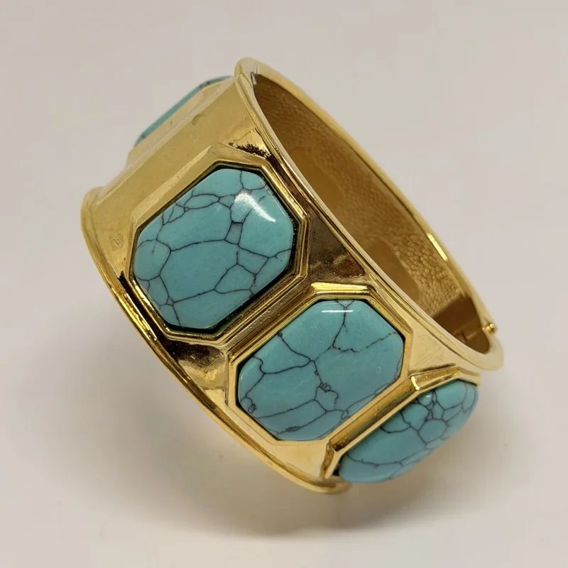 Bracelete largo dourado com pedras turquesa hexagonais em destaque